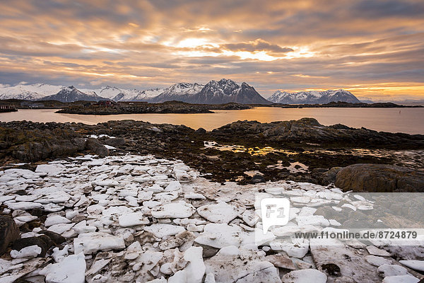 Sonnenuntergang an der Küste von Laukvik im Winter  Laukvik  Austvågøy  Lofoten  Norwegen