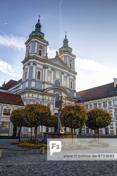Die Stiftsbasilika von Waldsassen mit Brunnen und dem Basilikaplatz  Waldsassen  Bayern  Deutschland
