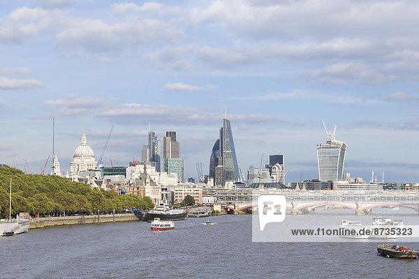 Skyline von London mit der Themse  Ausblick von der Waterloo Bridge  London  England  Großbritannien