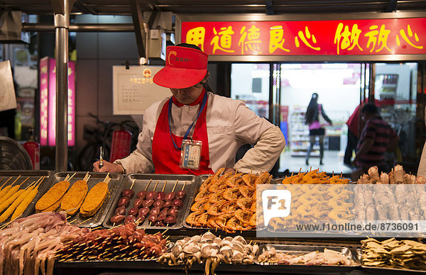 Nachtmarkt mit exotischen Nahrungsmitteln  Peking  China