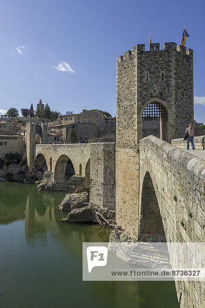 Pont de Besalú über den Fluss Fluvia  Besalú  Katalonien  Spanien