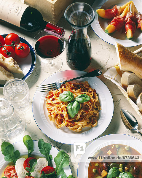 Italienische Nationalküche  Tagliatelle mit Tomatensauce  Parmesankäse  Mozzarella  Minestrone  Parmaschinken mit Melone  Rotwein