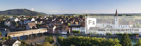 Städtisches Motiv Städtische Motive Straßenszene Straßenszene über Geschichte Holzbrücke Schweiz