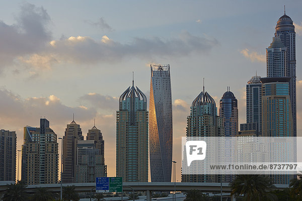Skyline mit Cayan Tower in der Mitte  Dubai Marina  Dubai  Emirat Dubai  Vereinigte Arabische Emirate