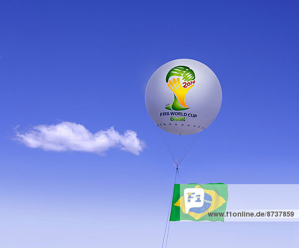 Logo FIFA World Cup Brasilien auf Fesselballon und brasilianische Flagge