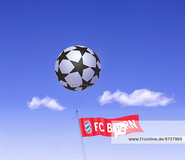 Fesselballon als Fußball der Champions League mit Flagge des FC Bayern München