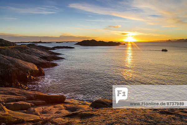 Sonnenuntergang an der Küste  bei Henningsvaer  Austvågøy auch Austvågøya  Lofoten  Norwegen