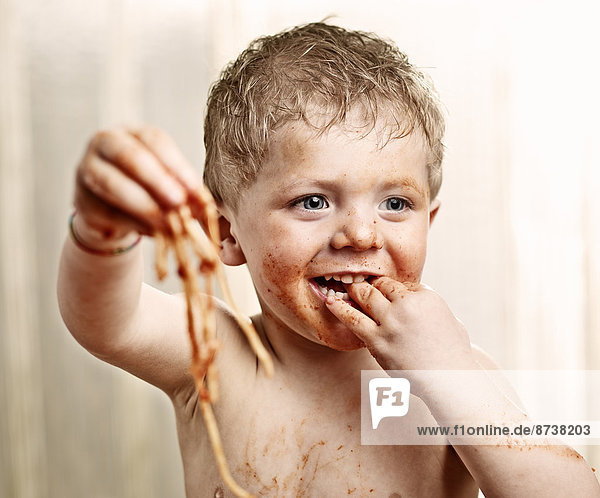 Kleinkind isst Spaghetti
