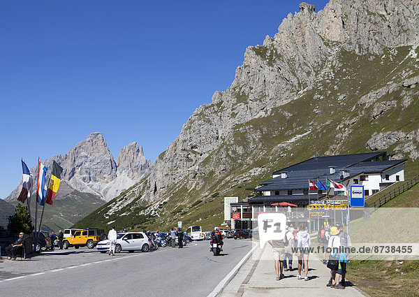Dolomiten  links Langkofelgruppe  Sellagruppe  Passhöhe  Pordoijoch  Provinz Trentino  Provinz Belluno  Italien