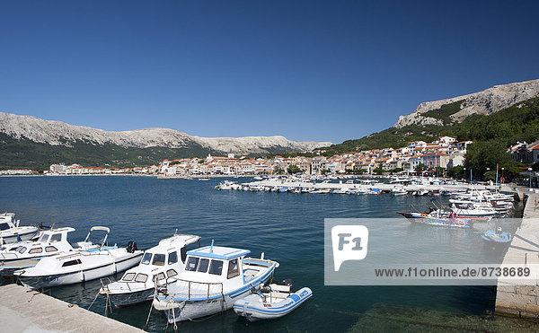 Ortsansicht  Boote im Hafen  Ba?ka  Kvarner Bucht  Insel Krk  Kroatien