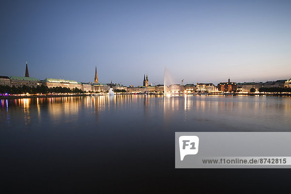 Deutschland Hamburg Binnenalster mit Skyline zur blauen Stunde