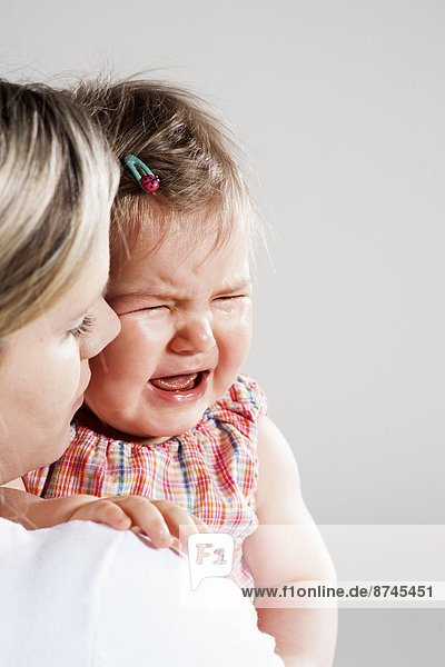 Studioaufnahme  weinen  Portrait  halten  Mädchen  Mutter - Mensch  Baby
