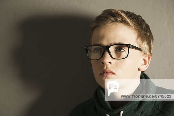 Studioaufnahme  Portrait  Junge - Person  Menschliche Schulter  Schultern