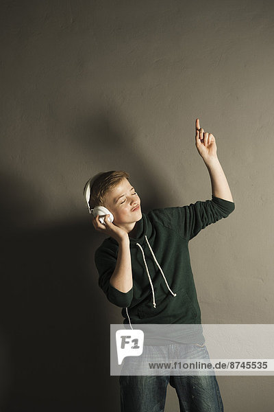 Studioaufnahme  zuhören  Junge - Person  Kopfhörer  Musik
