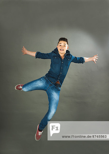 Studioaufnahme  Portrait  Jugendlicher  Junge - Person  springen  In der Luft schwebend