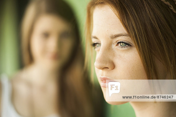 Portrait  Jugendlicher  Frau  Hintergrund  jung  Seitenansicht  Mädchen