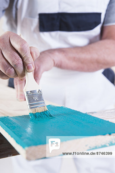 Senior Senioren einsteigen Mann Close-up blau streichen streicht streichend anstreichen anstreichend Farbe Farben bemalen