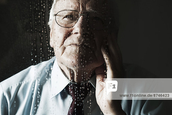 Mann  Tag  Fenster  Senior  Senioren  Regen  hinaussehen