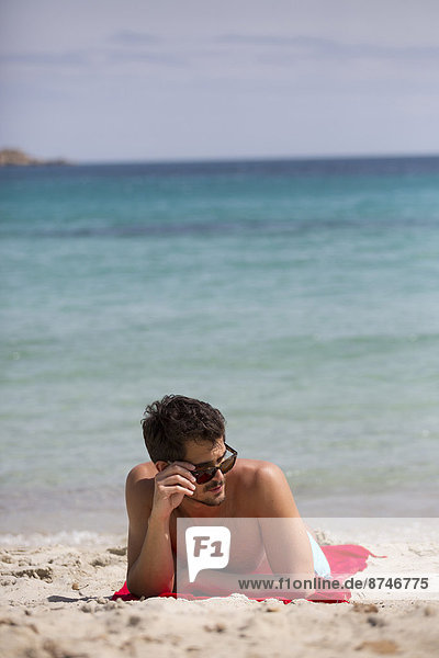 Mann Entspannung Strand Sommer Urlaub jung