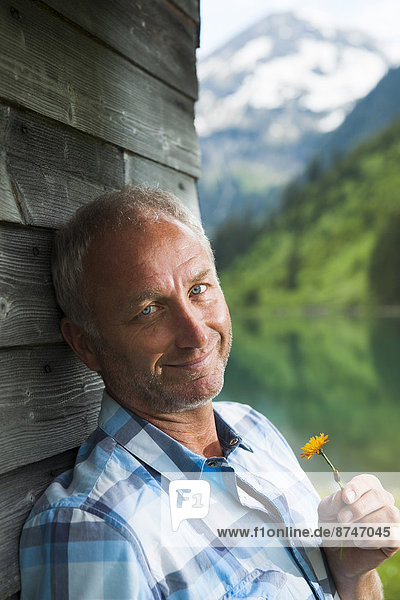 stehend  Portrait  Mann  sehen  Gebäude  See  reifer Erwachsene  reife Erwachsene  Blick in die Kamera  Österreich  Tannheimer Tal