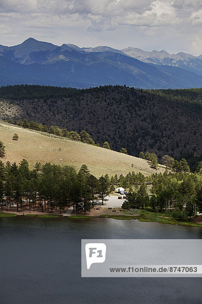 Vereinigte Staaten von Amerika  USA  Landschaftlich schön  landschaftlich reizvoll  Berg  Hintergrund  Ansicht  Campingplatz  Colorado