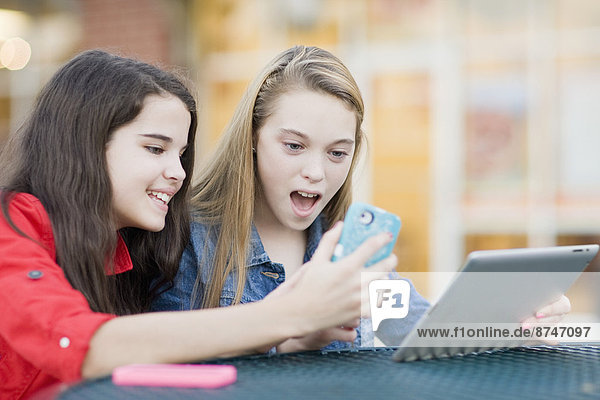 Außenaufnahme  Jugendlicher  Computer  sehen  Telefon  Mädchen  Handy  freie Natur