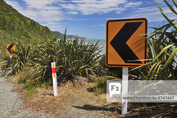 Verkehrsschild  Schild  neuseeländische Südinsel  Neuseeland  Westküste
