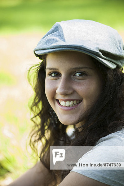 hoch  oben  nahe  Außenaufnahme  Portrait  Mütze  Kleidung  Jugendlicher  Mädchen  Deutschland  freie Natur