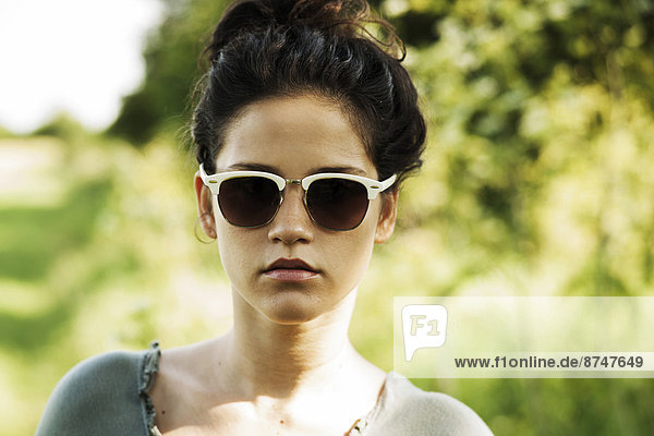 Außenaufnahme  Portrait  Blick in die Kamera  Kleidung  Sonnenbrille  Jugendlicher  Mädchen  Deutschland  freie Natur