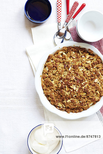 Studioaufnahme  über  Dessert  Ansicht  Apfel  rühren  Sahne  Streusel