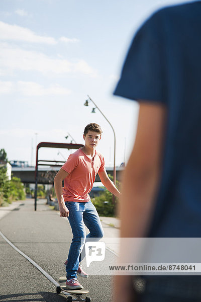 Jugendlicher  Junge - Person  Fernverkehrsstraße  Fokus auf den Vordergrund  Fokus auf dem Vordergrund  Deutschland  Skateboarding