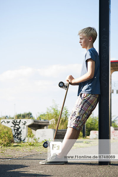 Außenaufnahme  Portrait  Junge - Person  Skateboard  Deutschland  freie Natur
