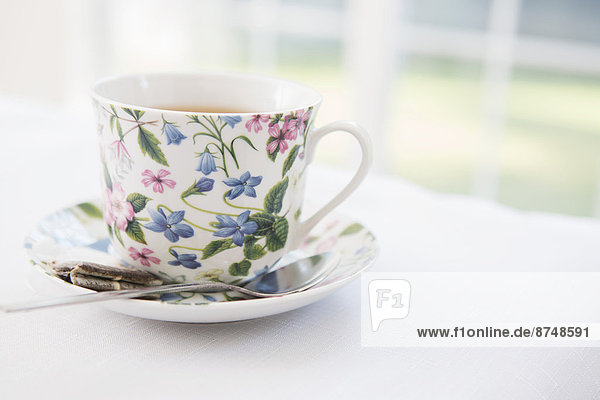 Studioaufnahme  gebraucht  Tasse  Blume  Tasche  Untertasse  hübsch  Tee