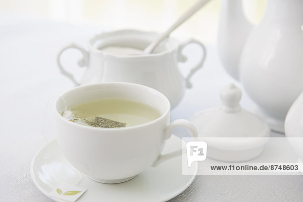 Zuckerdose  Teetasse  Studioaufnahme  Tasse  weiß  Untertasse  Porzellan  Tee