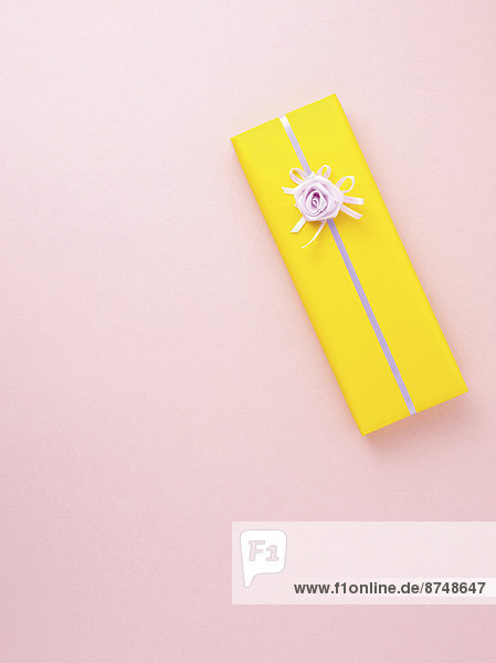 Geschenk  Studioaufnahme  Papier  gelb  Verpackung  Hintergrund  pink  umwickelt