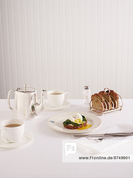 Studioaufnahme  Toastbrot  Frühstück  pochiert  Tee
