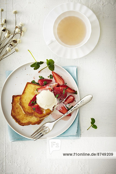 Studioaufnahme  Tasse  französisch  über  Eis  Erdbeere  Ansicht  Toastbrot  Sahne  Tee