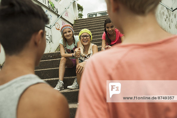 Stufe  Außenaufnahme  sitzend  sprechen  Junge - Person  2  Mädchen  Rückansicht  Deutschland  freie Natur