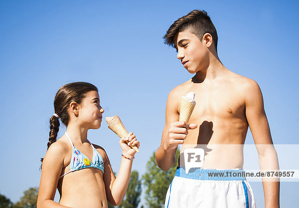 kegelförmig Kegel Junge - Person Eis essen essend isst Mädchen Sahne