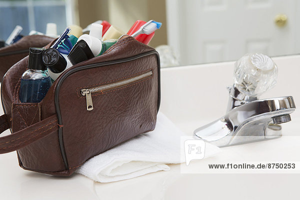 Vereinigte Staaten von Amerika USA Mann Badezimmer Tasche Reise Creme Salbe Lotion Hygieneartikel Tresen