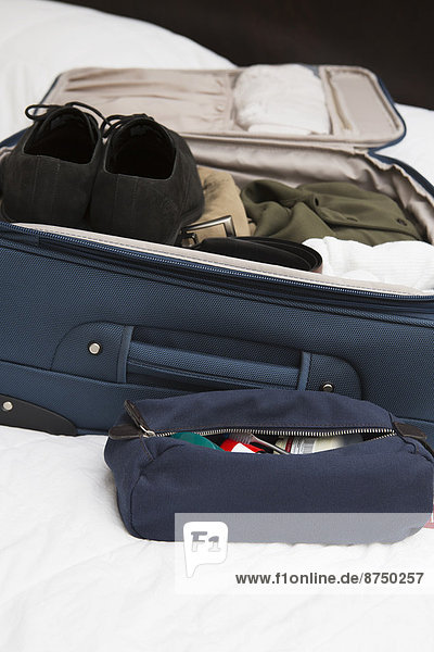 Vereinigte Staaten von Amerika  USA  nebeneinander  neben  Seite an Seite  Mann  Tasche  Bett  Reise  Koffer  verpacken  Hygieneartikel