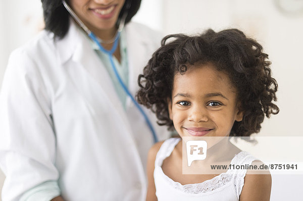 Portrait  lächeln  Arzt  amerikanisch  Mädchen