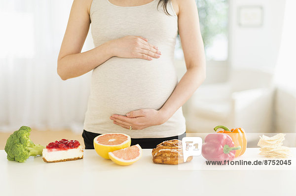 Frau Lebensmittel Gesundheit frontal Schwangerschaft ungesund japanisch