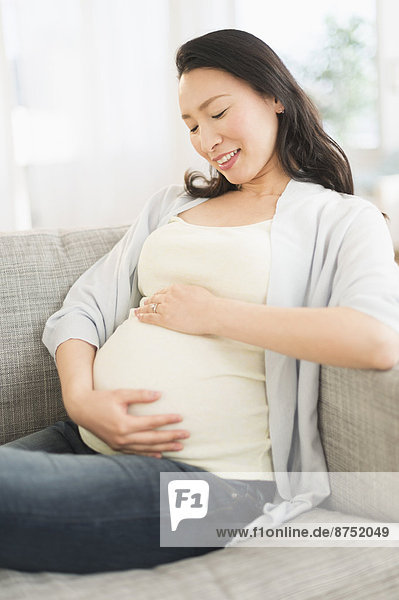 Frau halten Schwangerschaft japanisch
