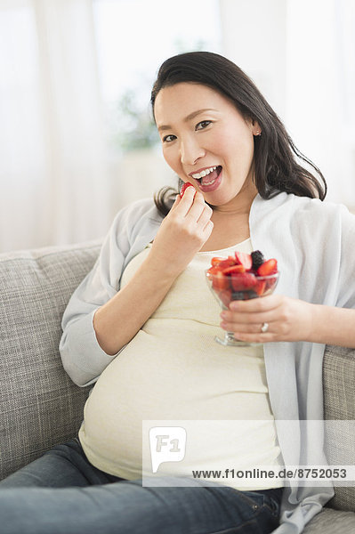 Portrait Frau Schwangerschaft Beerenobst essen essend isst japanisch