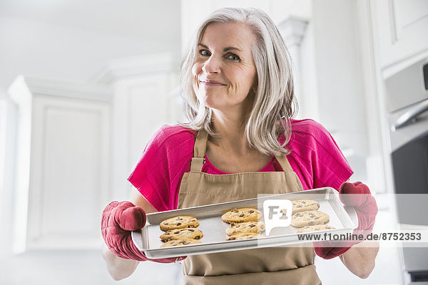 Portrait  Europäer  Frau  halten  Keks  gebacken
