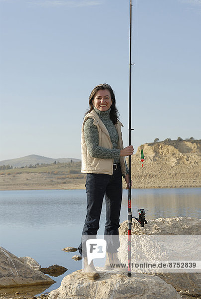 Portrait  Frau  lächeln  halten  reifer Erwachsene  reife Erwachsene  angeln  Seeufer  Stange