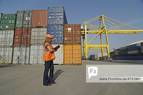 Arbeitnehmerin mit Zwischenablage in Cargo Container-terminal