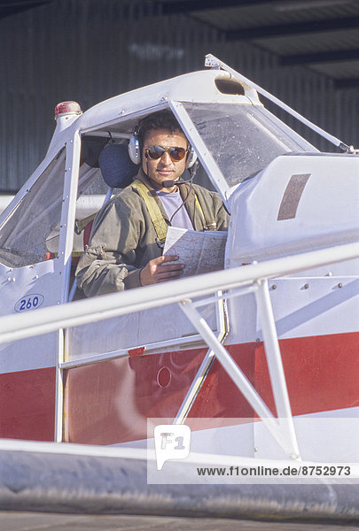 Pilot sitzt in einem Cockpit eines Private-Ebene