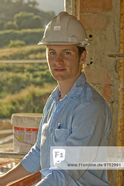 Bauarbeiterhelm  Portrait  Mann  jung  Kleidung